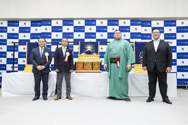 横綱・大の里関に“富士山×風神雷神”の化粧廻しを贈呈！アイ工務店が化粧廻し贈呈式を開催