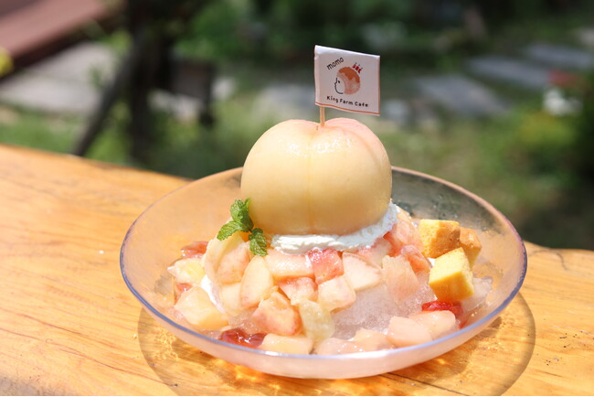 まるごと１玉の桃がどーん！たっぷり３玉分使用した贅沢かき氷「もももももものかき氷」7/18より販売【KingFarmCafe】