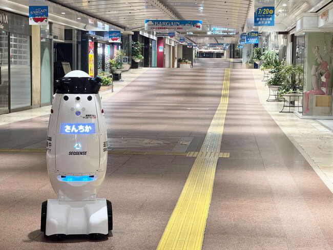 さんちかにて警備ロボット「SQ-2（エスキューツー）」の実証実験を開始