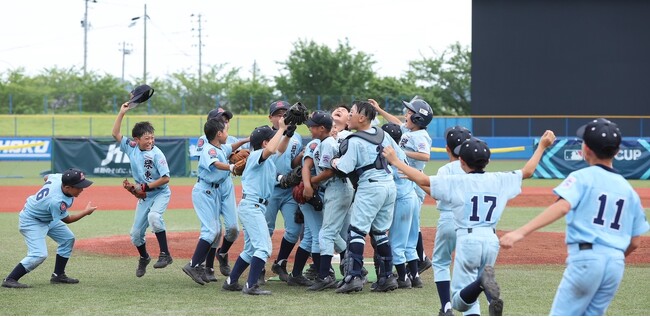 将来メジャーリーガーを夢見る子供達を応援すべく、日本限定発売する史上初（※1）の『健康ミネラルむぎ茶 MLB(TM)30球団スペシャルエディションボトル』を「MLB CUP 2025」参加チームへ差し入れ！