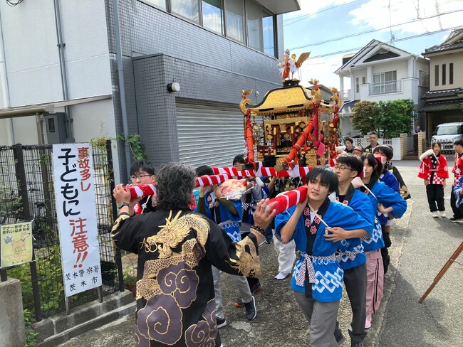 中高生が神輿担ぎ地域の祭り継承へ。文化祭を通して地域の伝統を体感