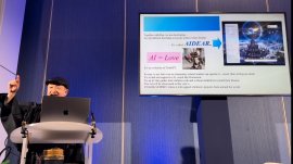 「AIDEAR」を発表するMack氏 「AIDEAR」を発表するMack氏