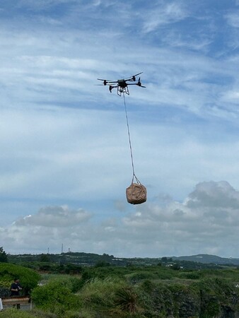 ドローンによる海洋ゴミの移送フライトを実施、1時間で約500kgの回収に成功【鹿児島県・沖永良部島】