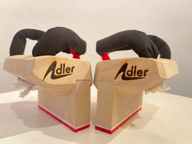 足元から身体の軸を整える、次世代の一本歯下駄。GETA LABOとの共同開発による「AXIS ～Adler edition～」、7月22日より発売
