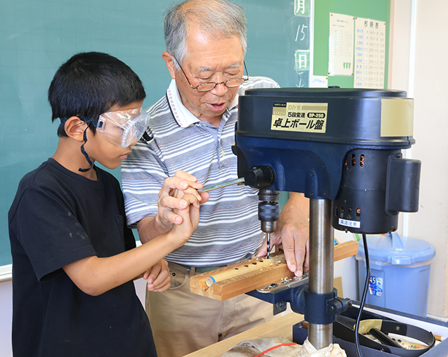 日本の伝統楽器「篠笛」作りに高槻市立樫田小学校児童が挑戦