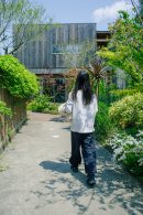 庭から施設への道