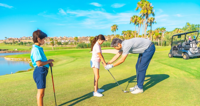 親子で学び、プロと一緒にラウンドも!