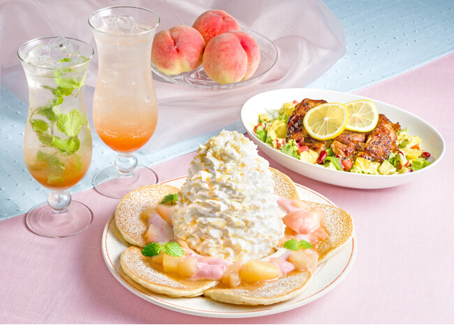 【Eggs ’n Things】旬の桃などを使った爽やかな夏メニューが登場！ 「白桃のパンケーキ」 「塩レモンのグリルドチキンサラダ」 7月25日（金）～8月20日（水）