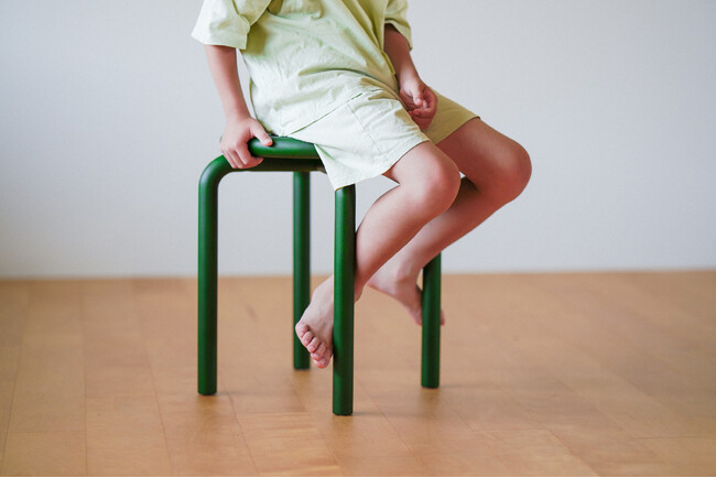 まるくて、やさしい。体に馴染む木製スツール『OSTOOL』を発売