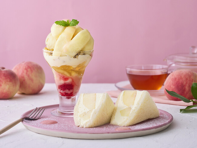 【Afternoon Tea】白桃パフェとフルーツサンドが楽しめる「白桃づくしのスイーツプレート」や、まるごと白桃のミルフィーユを店舗限定で発売