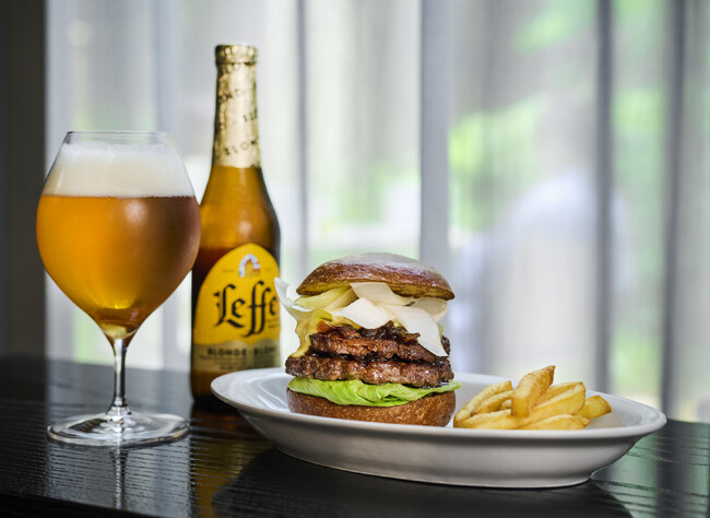 新メニュー「いわて短角牛100% ダブルテリヤキバーガー」を期間限定で提供中。本場ベルギービールも常時15種類ラインナップ｜Gallery & Restaurant 舞台裏