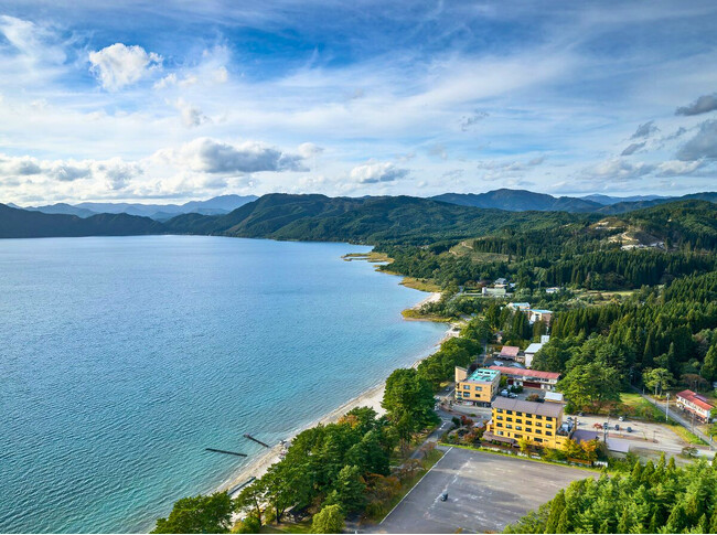 田沢湖の朝焼けを独り占め。『花心亭しらはま』が1日1組限定「SUP日の出ツアー」をはじめとした夏の特別体験プラン等を開催