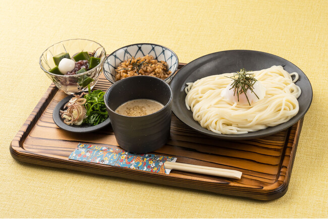ミシュラン一つ星・京都の名店 「実伶」監修　京はやしやの新メニュー『冷やしごま味噌うどん』が登場