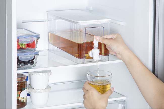 冷蔵庫の棚に収納できる、底面に傾斜のついたドリンクサーバーを新発売！