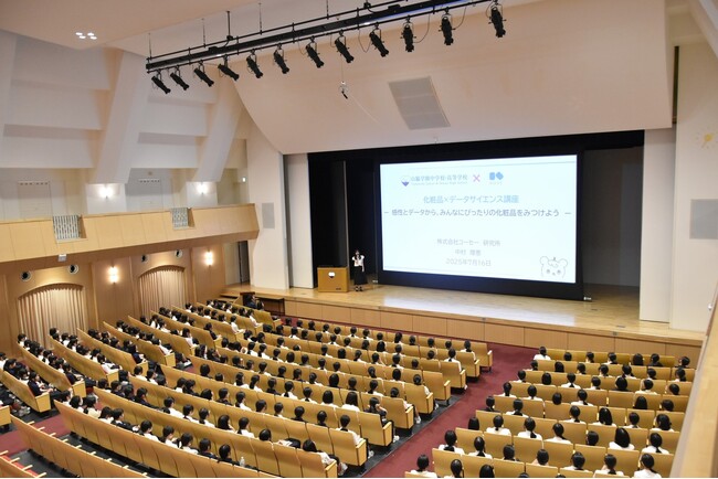 山脇学園の女子中学生に向けた「化粧品×データサイエンス講座」を開催　～化粧品研究から女性の理系キャリアを支援～