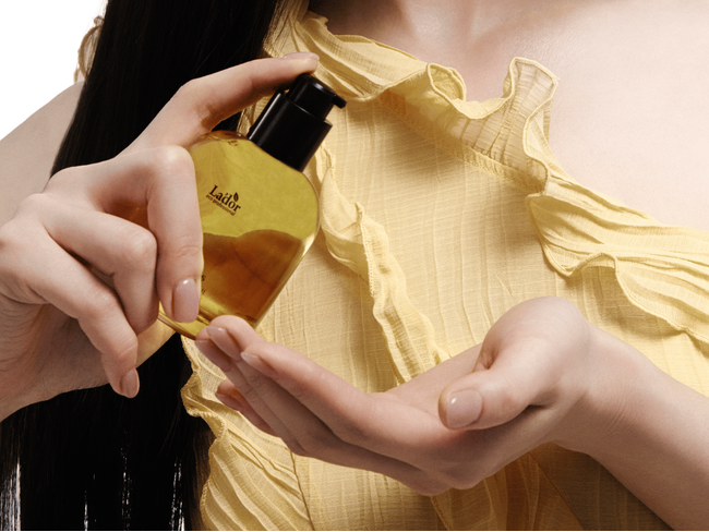 【LADOR】ベタつかず、指通りなめらか。ふわっと香りが続くヘアオイル。長い夏の髪ストレスに、“髪に塗る香水”という選択を。