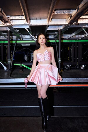 【Dior】BLACKPINKジスが纏ったカスタムルックのサヴォワールフェールが公開