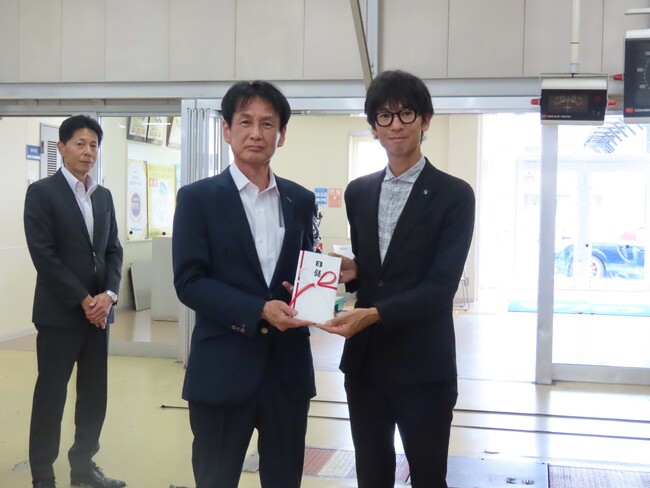 【専門学校 新潟国際自動車大学校】ＵＤトラックス新潟株式会社様と株式会社第四北越銀行様による大型車用リア・ホイールハブプーラーの寄付