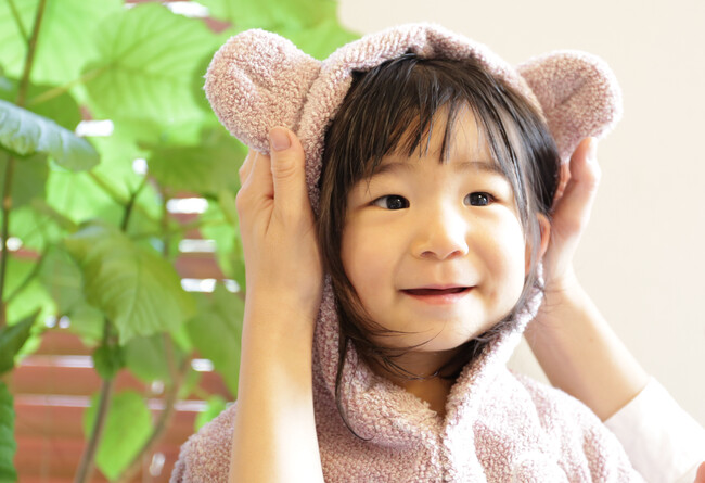 【ココロを贈る 名入れギフトOkulu】湯冷めも、逃げる子も、これ一枚で解決。ワンオペ育児の“困った”に寄り添う耳付きバスローブ『ココポンチョ』新登場