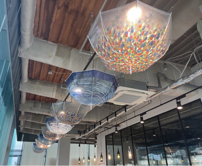 「津軽びいどろ傘」のアンブレラスカイ展示が神戸港目前フェリシモの都市型ワイナリー「f winery」でスタート＠7月19日～8月31日の土・日・祝限定