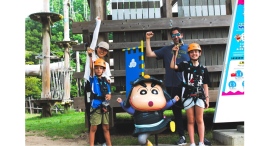 野原一家と一緒に「○○一家ファイヤー！」 超お得！『クレヨンしんちゃんアドベンチャーパーク　ファミリーセット券』 2025年7月19日（土）10時より販売開始