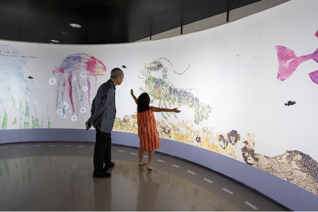 「レオ・レオーニの絵本づくり展」8/27まで好評開催中！『スイミー』の絵本カバーを再利用したイベントや、「海」がテーマのワークショップ、限定ステッカー情報も