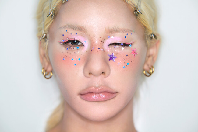 Touaの素顔がのぞく、自然体の友情を描いた「BEST FRIEND」MV公開！ 新アーティスト写真も解禁