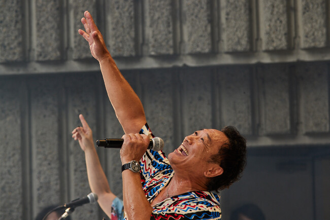 杉山清貴＆オメガトライブ、今年3月に逝去したドラマー・廣石恵一さんを追悼する真夏のライブを日比谷野音で開催！　9月から追悼全国ツアーも決定した