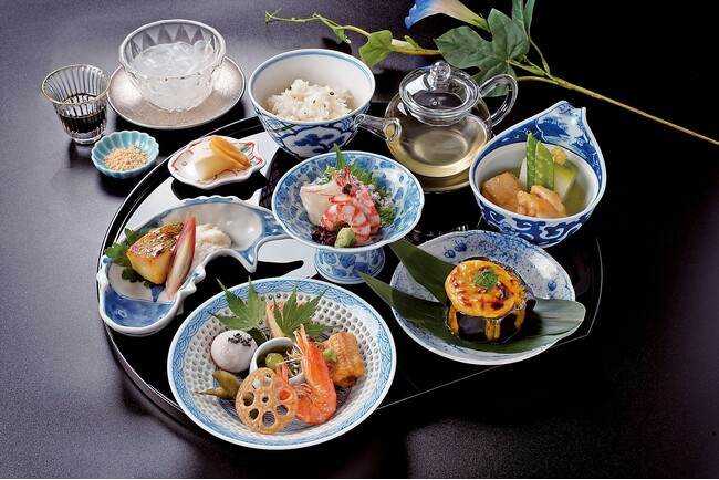 【明治記念館】“旬の食材を少しずつバラエティー豊かにお召し上がり頂ける平日ランチ限定のメニュー！”　懐石料亭「花がすみ」の個室で「夏ざんまい御膳（8,470円・税サ込・室料サービス）」を提供しています