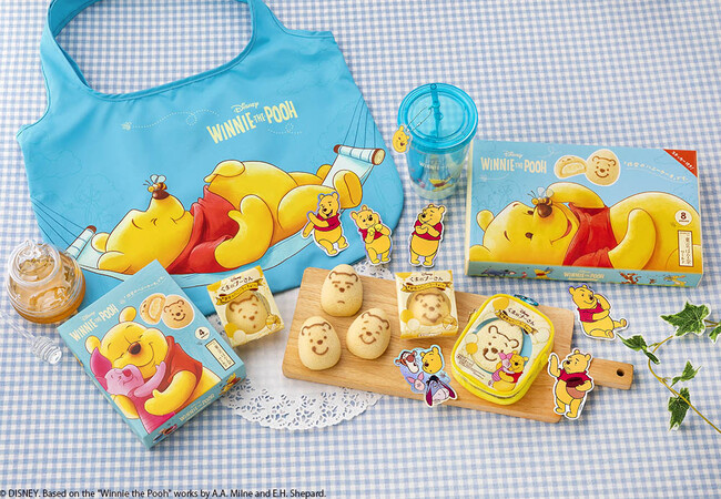 【東京ばな奈】「くまのプーさん」が主役のスイーツが、夏にぴったりの新パッケージになって登場！クリアタンブラーやクリアポーチのオリジナルグッズも