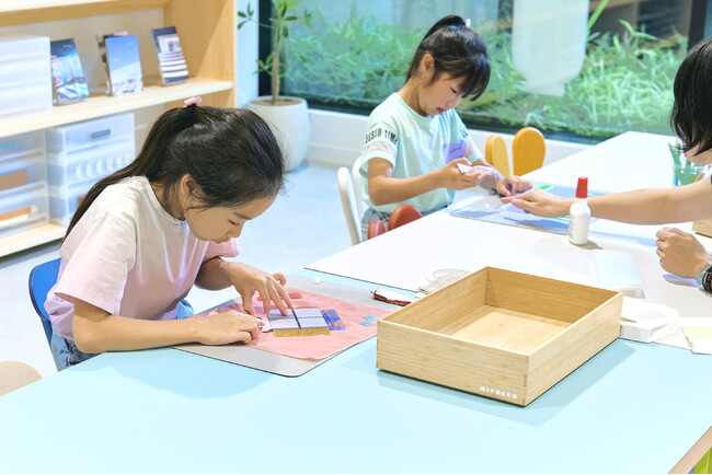 Material Bank Japan、乃村工藝社との共同企画で使用済み建材サンプルを再活用した、夏休み工作イベントを開催