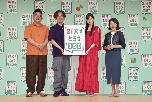 野菜摂取推進プロジェクト　野菜摂取のヒント満載『野菜をとろうフォーラム2025』イベントレポート　なすなかにしさん、松村沙友理さんが、“ナス・にんじん・トマト”の野菜の被り物で登場！