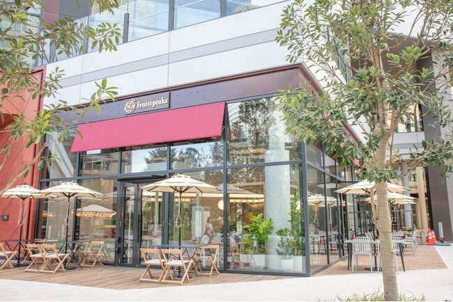 都内唯一のカフェ併設型【フルーツピークス　豊洲セイルパーク店】7月24日(木)いよいよグランドオープン！