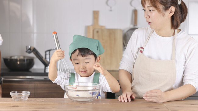 ゼリーの色が変わる!?シューが膨らむ理由が学べる、親子お菓子作りレッスン開催