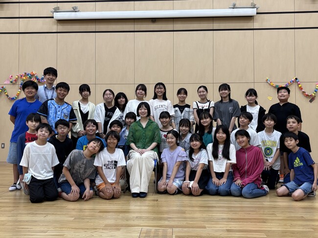 川崎市立新小倉小学校にSHISHAMO Gt.Vo 宮崎朝子さんが来校！児童と一緒に校歌づくりに向けた交流を行いました！