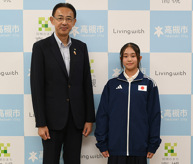 高槻市立第八中学校1年の宮川清楓さんがダブルダッチの世界大会出場を市長に報告
