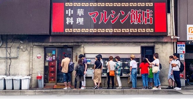 【熱中症対策】京都東山マルシン飯店が行列のお客様へ、新しく「濡れないミストシャワー」を導入いたします
