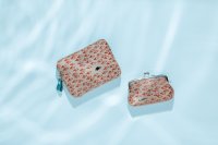 絵本作家レオ・レオニの『スイミー』と、日本の伝統革工芸「甲州印伝」が初コラボレーション！小さな魚たちとスイミーを2色の漆で表現した、「財布」「ポーチ」「ミラー」など、7種類を渋谷ヒカリエ内で開催中の「レオ・レオーニの絵本づくり展」で先行発売！