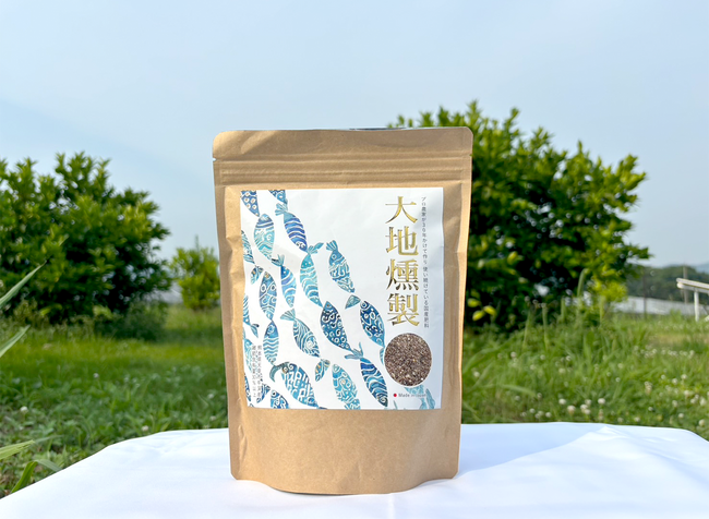 輸入肥料95%時代に一石。“魚で土を育てる”プロ農家の本気肥料『大地燻製』が初の一般販売へ