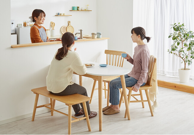 壁づけ可能な半楕円テーブルで憧れのカフェ風ダイニングを実現 。天然木×洗練デザインの「ダイニングシリーズ」全5ライン展開で新登場。