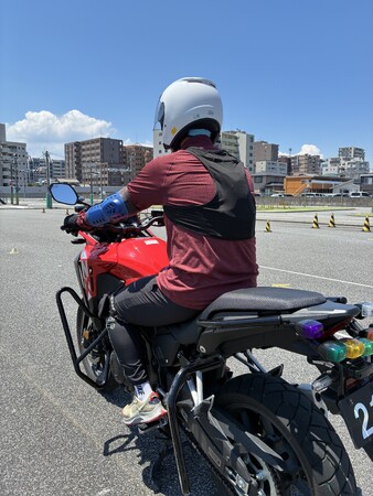 【業界初※】夏のバイク免許は“涼しく”取る時代へ。猛暑対策で二輪教習生全員に「冷却ベスト」をプレゼントいたします！