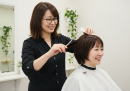 カット中の写真 アイリストとして活躍をしながら、スタイリストを目指せる カット中の写真 アイリストとして活躍をしながら、スタイリストを目指せる