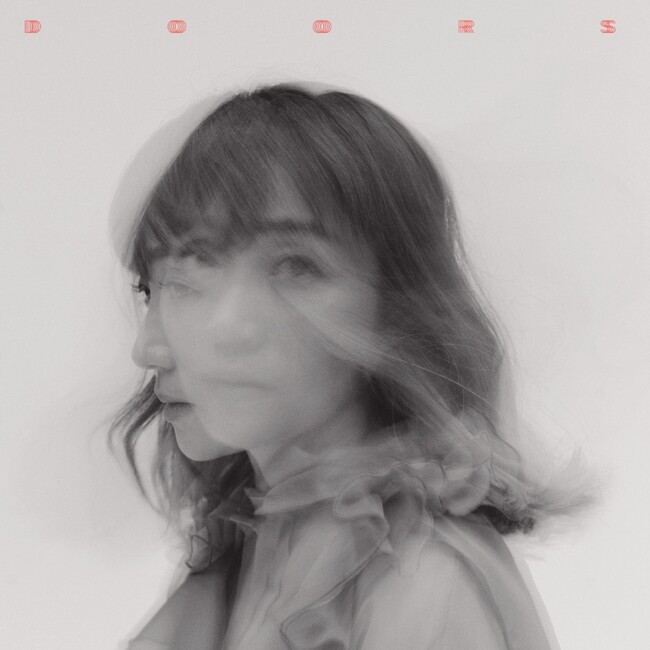 矢井田 瞳、13thアルバム『DOORS』ジャケット写真を公開アルバム発売記念オンラインイベント、約5年振りとなるインストアイベントのダブル開催を発表