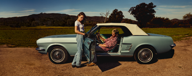 GUESS JEANS、2025年夏キャンペーンで伝説的な広告へのオマージュを捧げる - エヴァン・モック＆アラナ・チャンピオンが登場