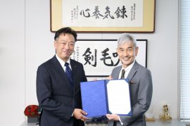 写真左より、スズキ株式会社常務役員 技術戦略本部長 角野卓と芝浦工業大学学長 山田純(芝浦工業大学豊洲キャンパスにて) 写真左より、スズキ株式会社常務役員 技術戦略本部長 角野卓と芝浦工業大学学長 山田純(芝浦工業大学豊洲キャンパスにて)