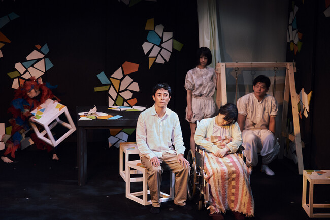 高畑裕太 主宰の劇団ハイワイヤが送る介護問題をテーマに描いた新作公演『墓場までのかえりみち、ゆりかごからブランコへ。』開幕！