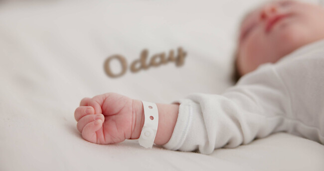 【ココロを贈る 名入れギフトOkulu】「産院のベッドで。この写真が、はじまりだった」--ママたちが“出産準備リスト”に加えたくなる、木製レターバナー