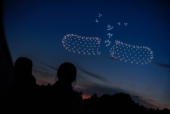 【イベントレポート】実物約35億本分!? 巨大な「シャウエッセン(R)花火」が夜空に出現、500基のドローンが描く”夜味シリーズ第二弾”がSNSで話題に!!