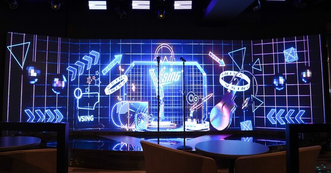 ダイナモアミューズメントがコンテンツディレクションを手掛けた応援型カラオケステージ「VSING」、渋谷センター街に2025年8月8日（金）グランドオープン！