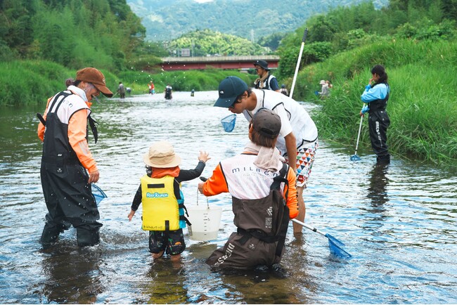 ミルボン×市民団体 魚と子どものネットワーク　地域の子どもたちと川の命に触れ合う体験学習 第3回「水質調査と水辺の自然観察会」に64名が参加